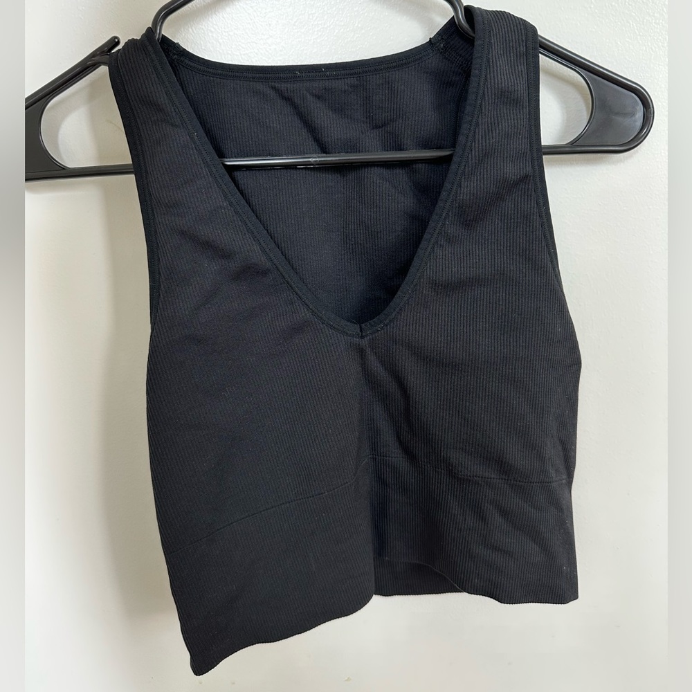 medium athleta aurora crop in black. Closet staple!